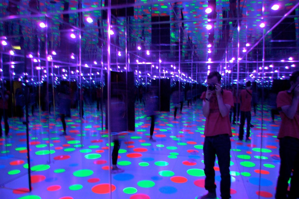 Комната с зеркальная комната