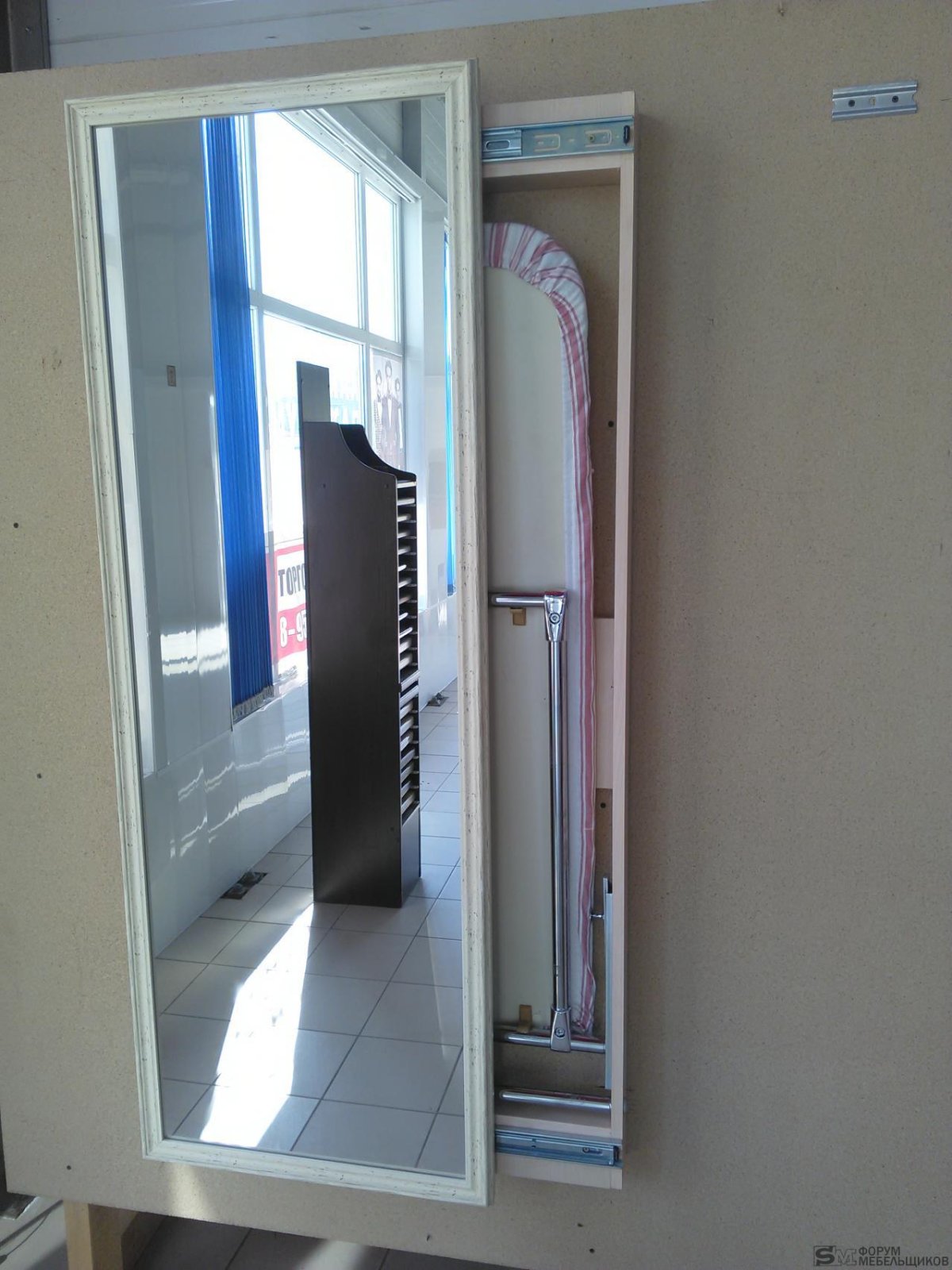 Входная дверь с зеркалом в интерьере прихожей