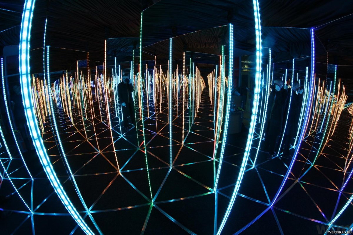 Зеркальный Лабиринт «Зазеркалье»