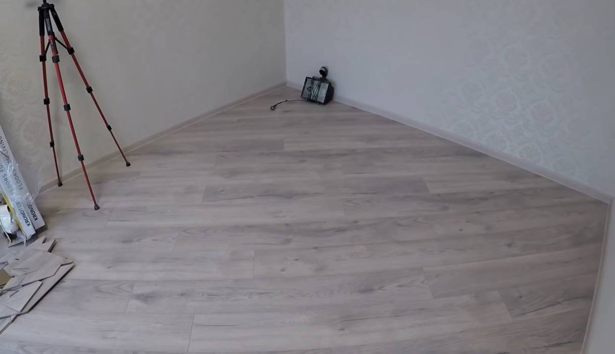 Ламинат в комнате по диагонали