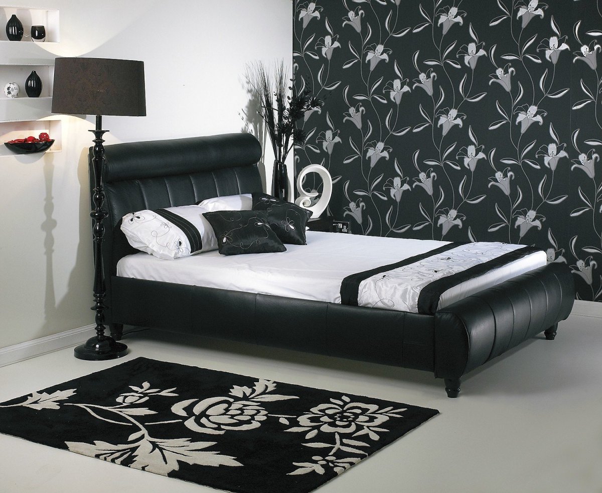 Белые обои в спальне