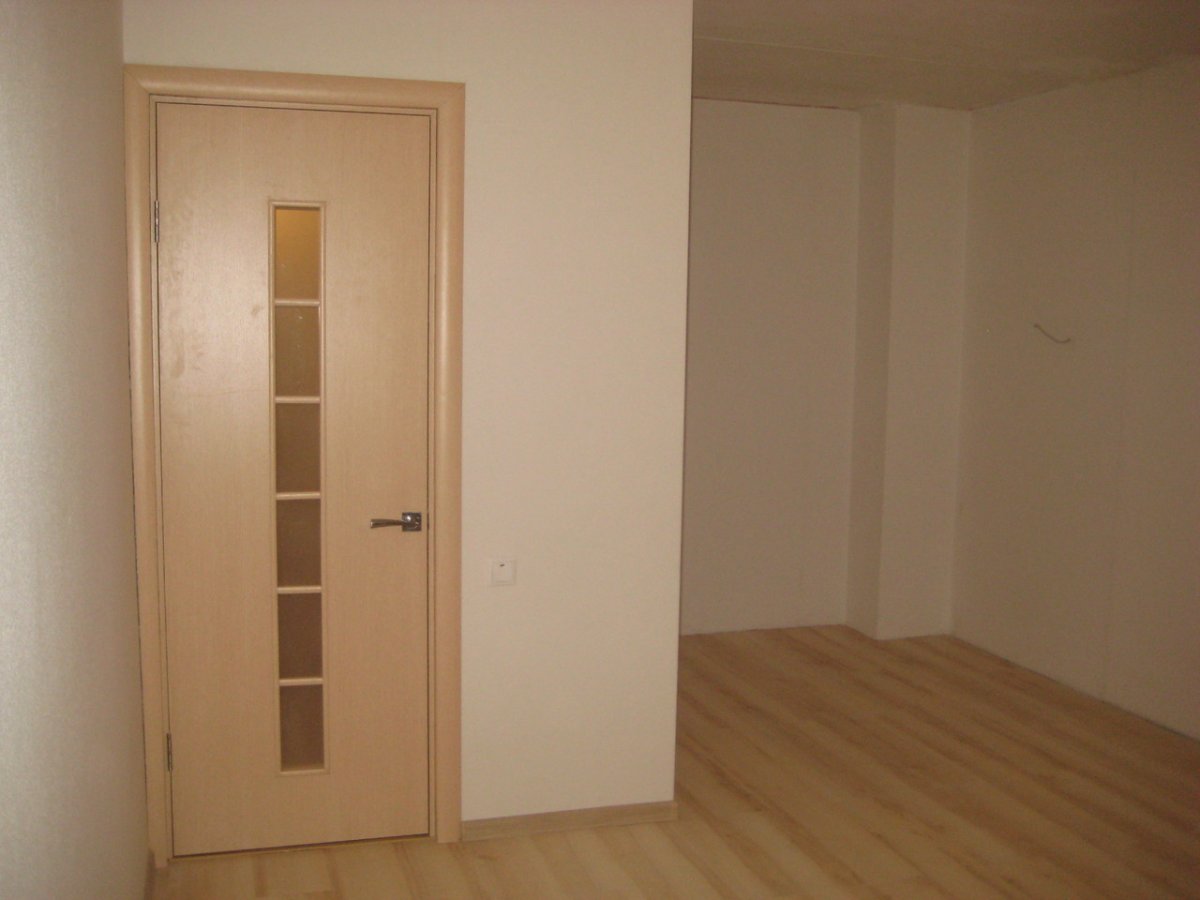 Дверной проем в углу комнаты