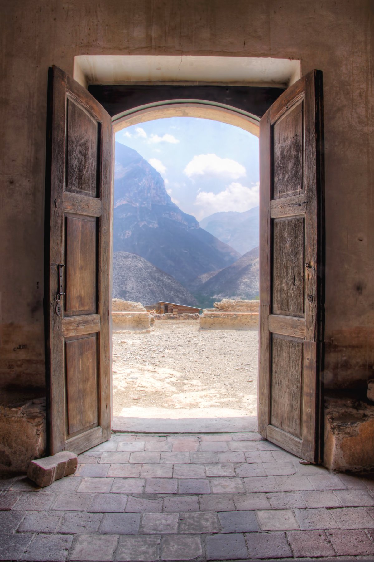 Открытая дверь