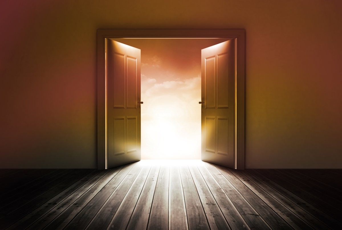 Комната с дверью вечером