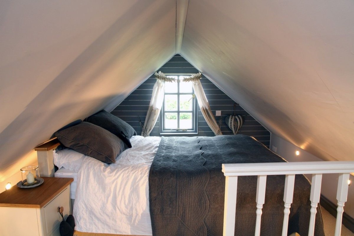 Спальня на маленьком чердаке