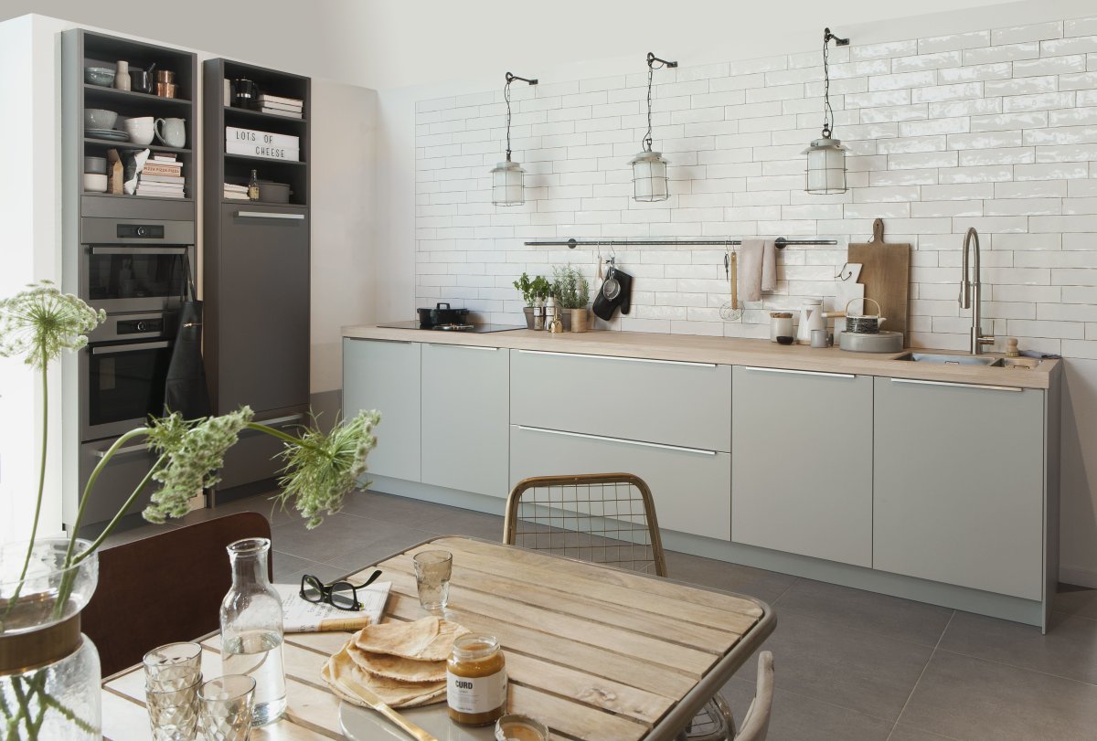 Кухня без навесных шкафов в стиле лофт