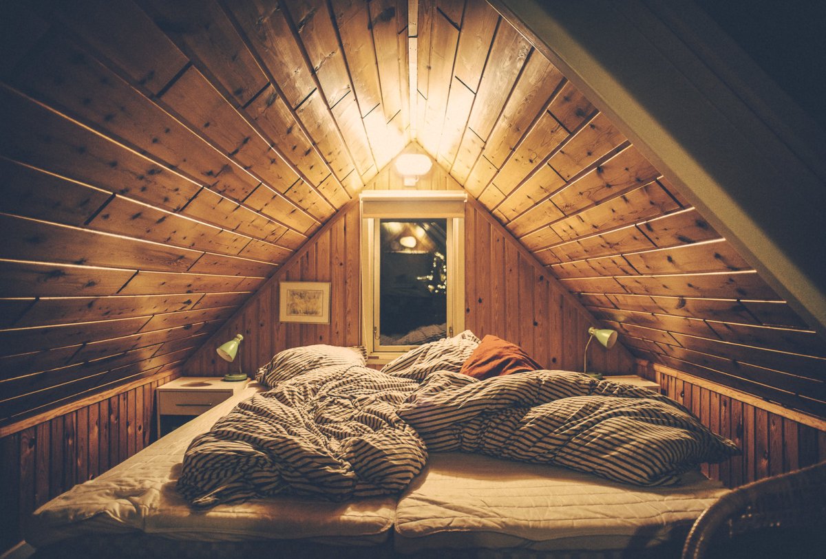 Комната на чердаке бани