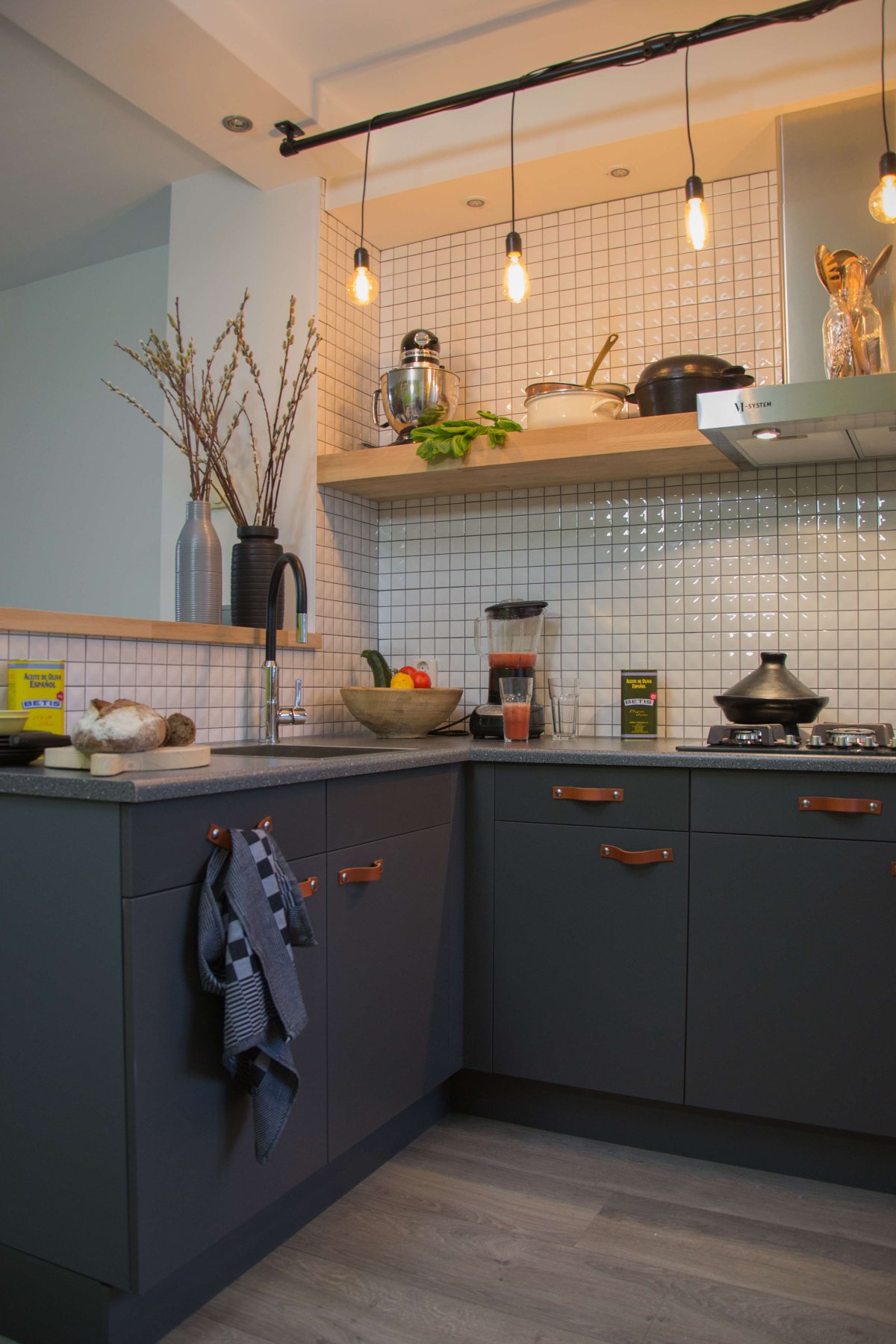 Черная кухня с деревянной столешницей