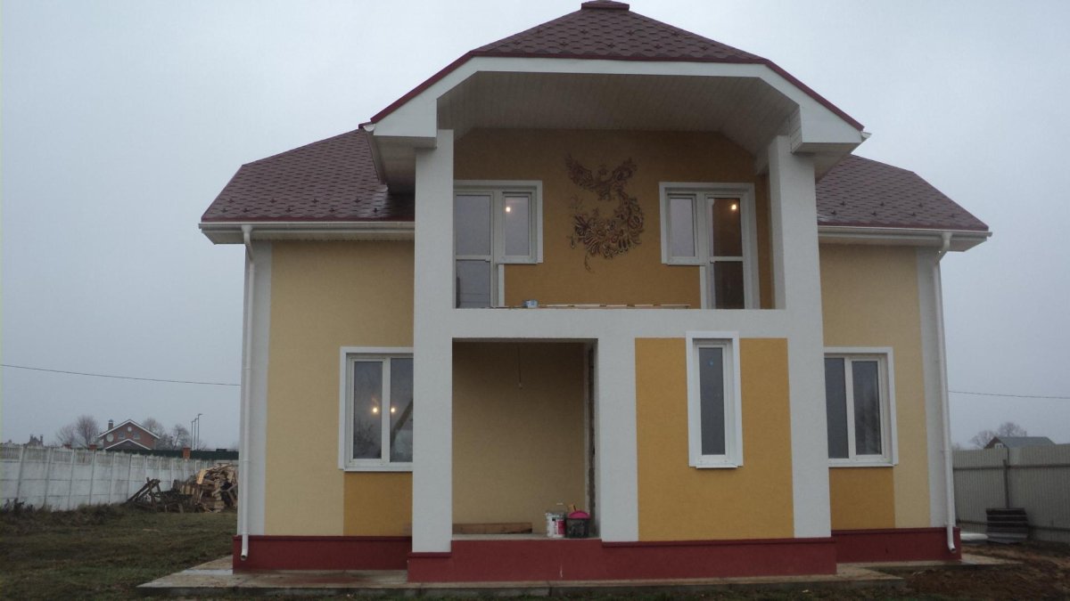 Отделка фасада дома штукатуркой