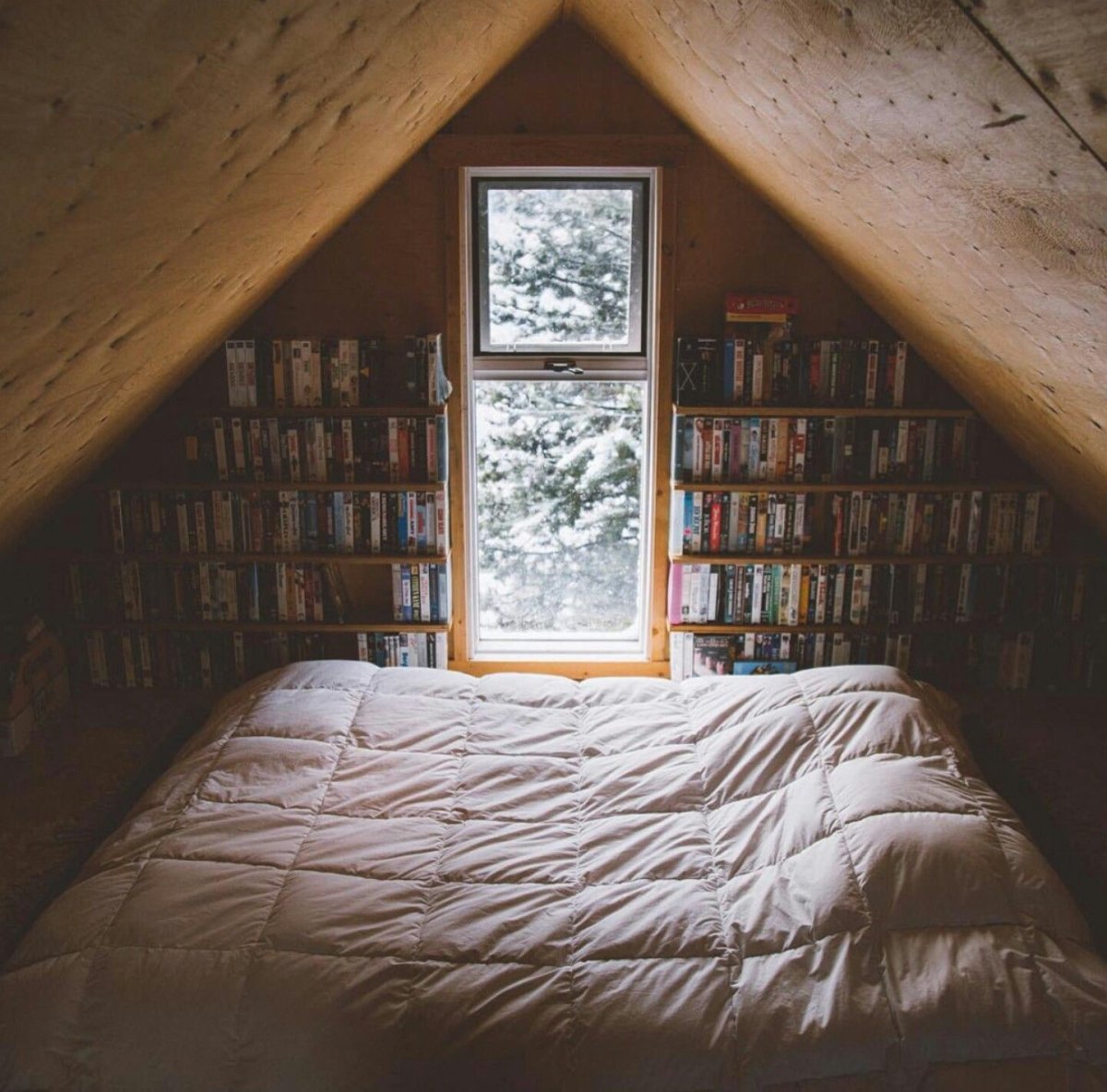 Уютная спальня на чердаке