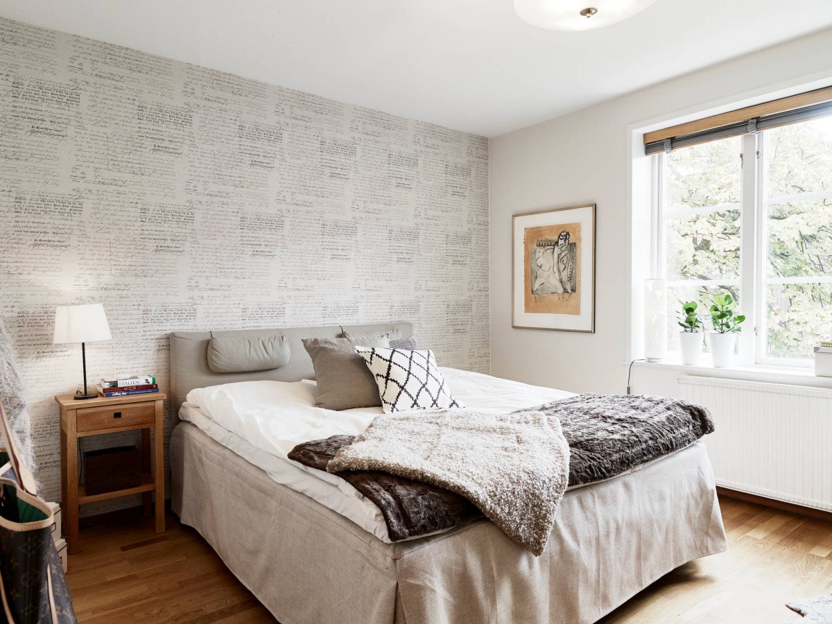 Комбинированные стены в спальне в скандинавском стиле