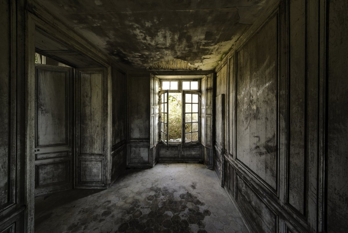 Старая комната с окном