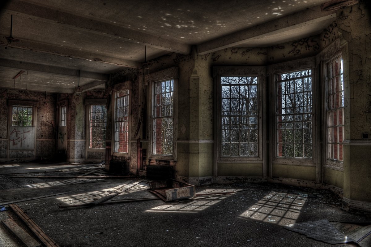 Лестница в заброшенном доме