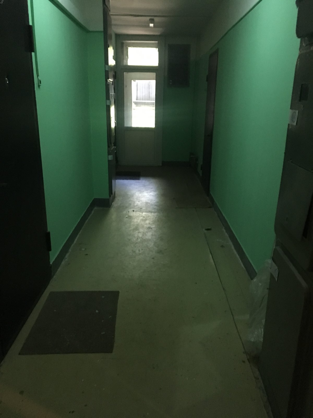 Керамогранит и плитка в подъезде серый