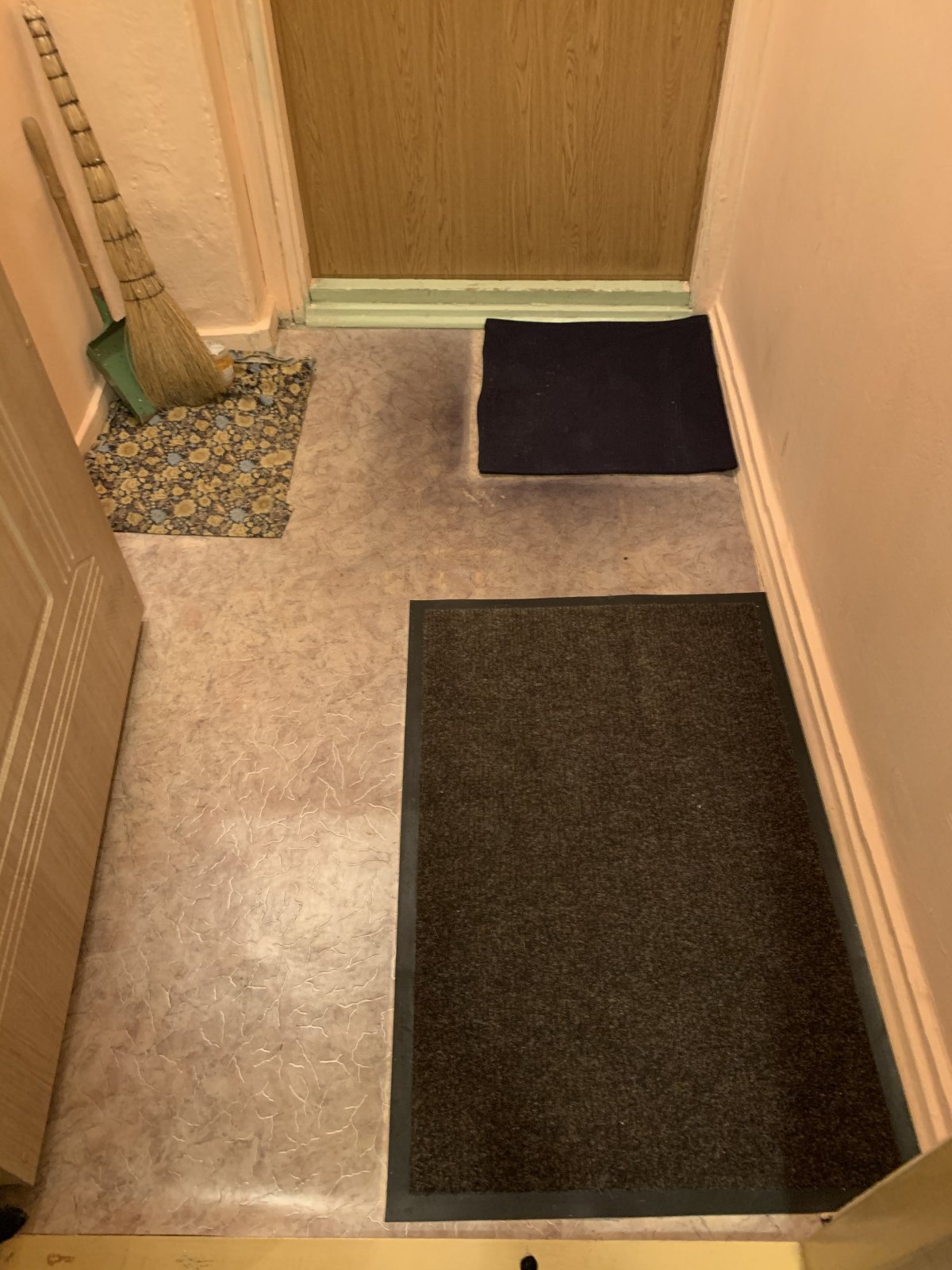 Отделка стен керамогранитом в прихожей