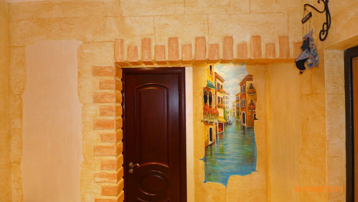 Фреска вокруг двери