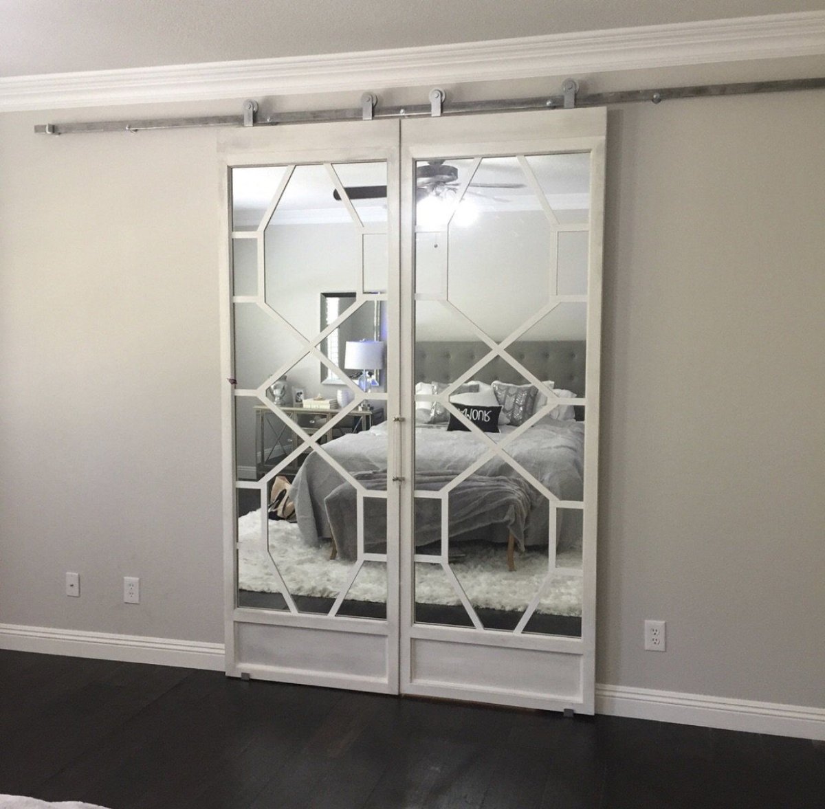 Встроенный шкаф с зеркальными дверями