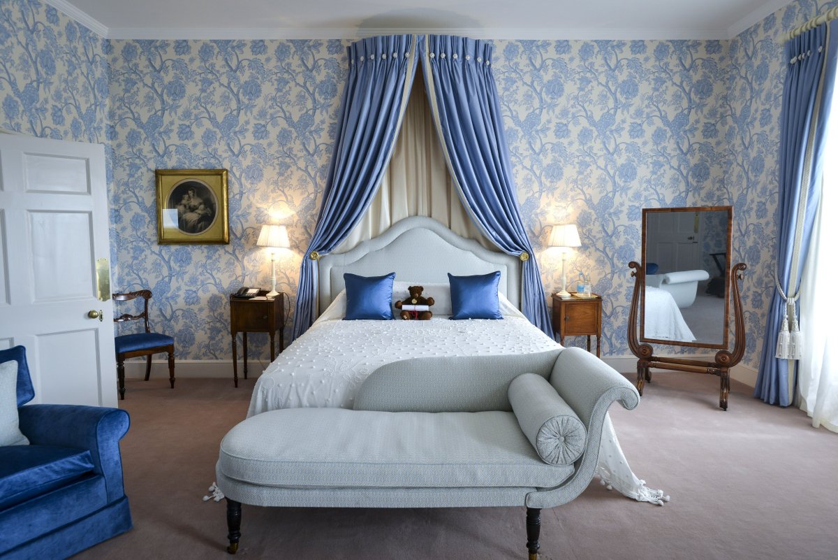 Старинная спальня в английском стиле
