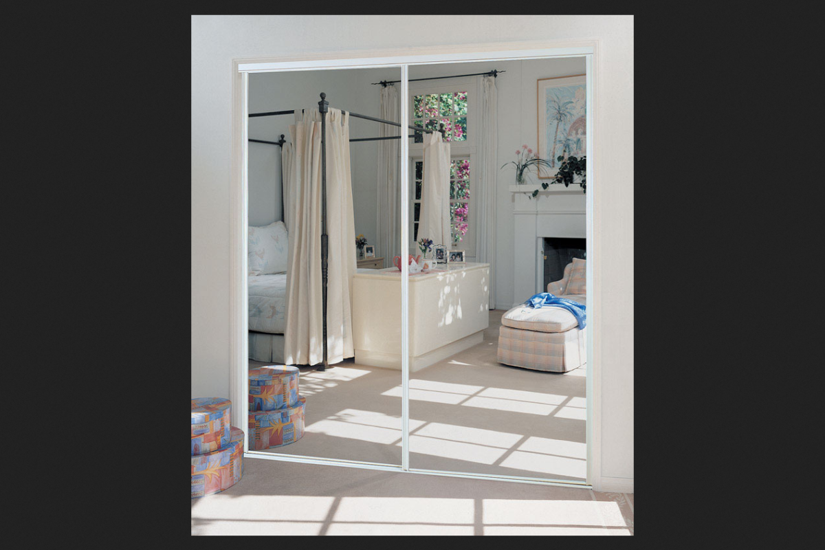 Зеркальная дверь в гардеробную