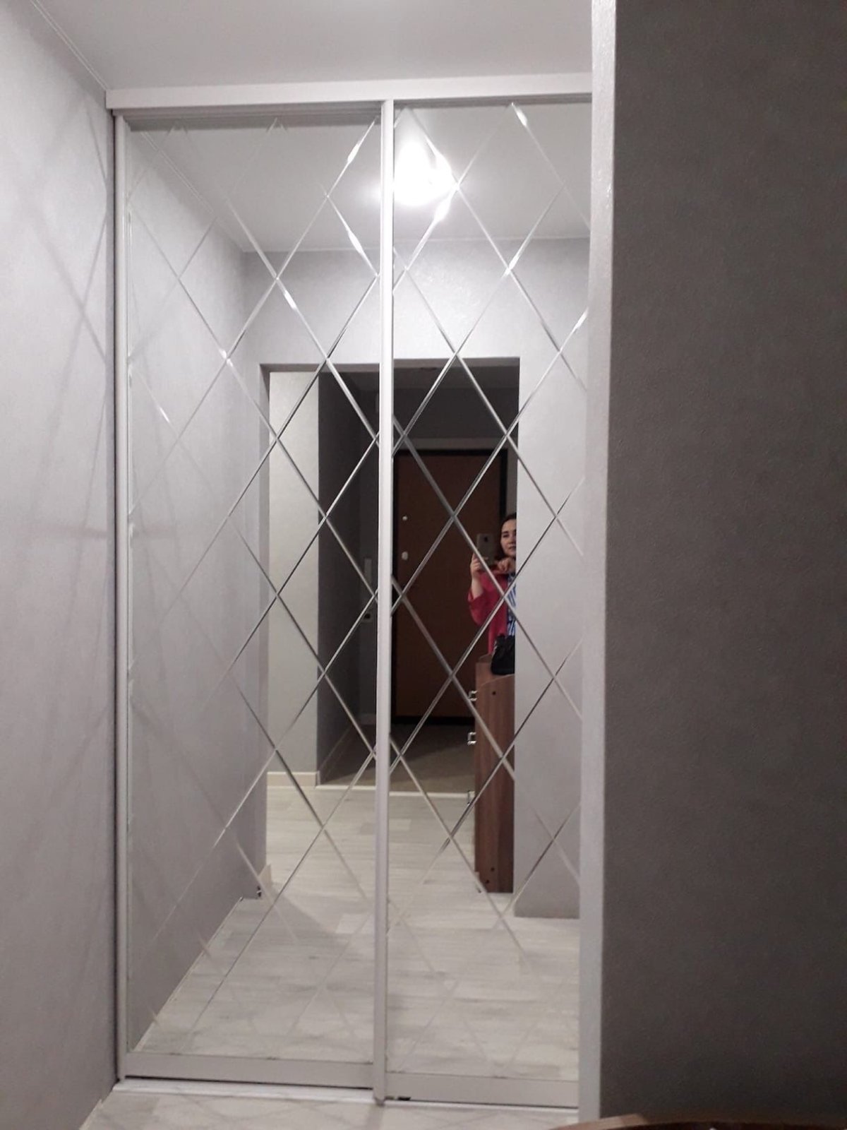 Зеркало в гардеробную подвесное