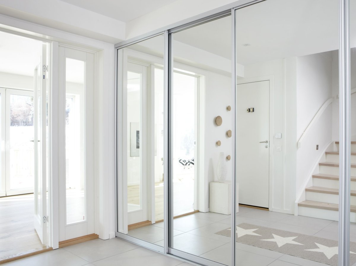 Раздвижная дверь с зеркалом в гардеробную