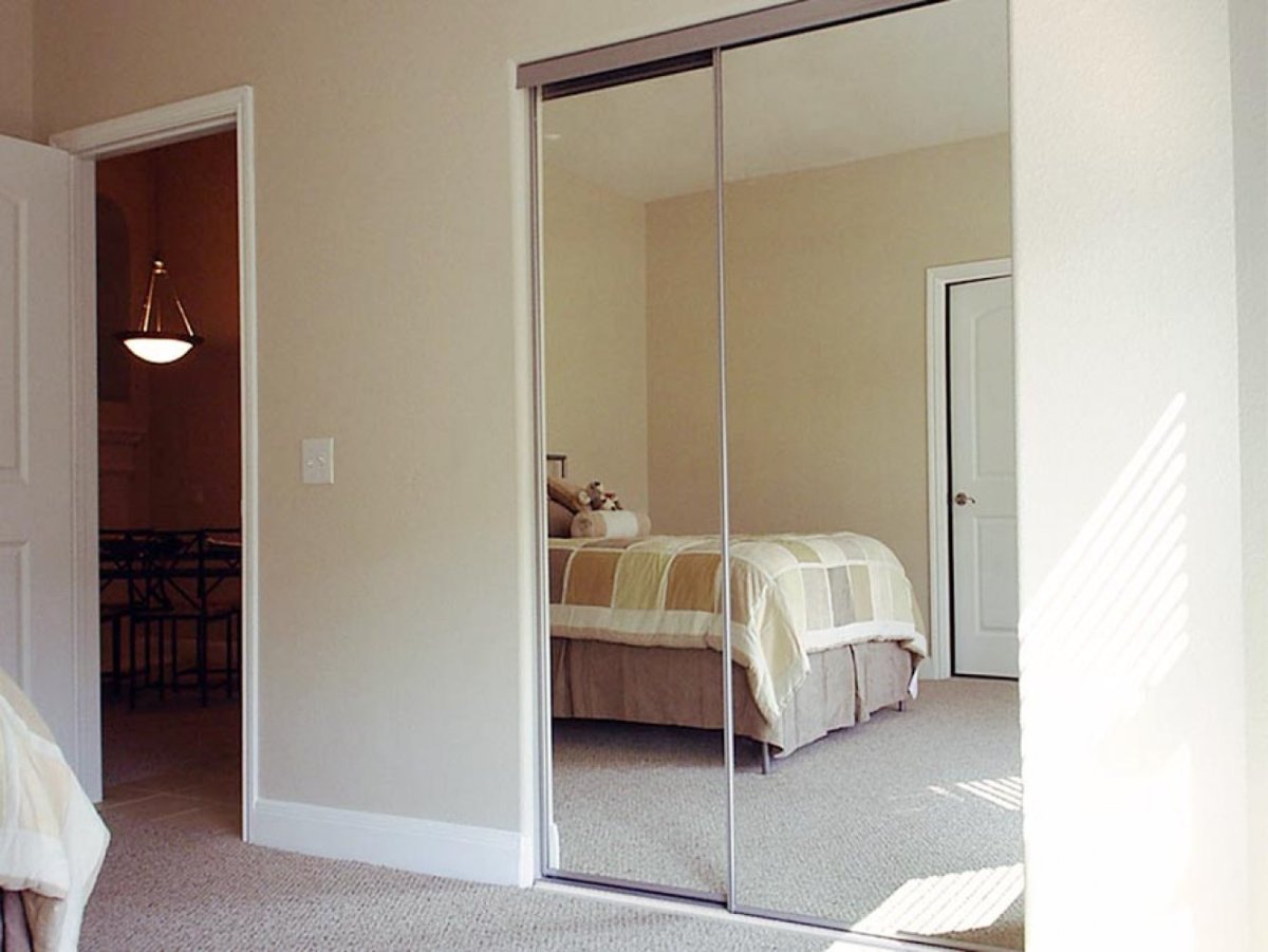 Зеркальная дверь в гардеробную