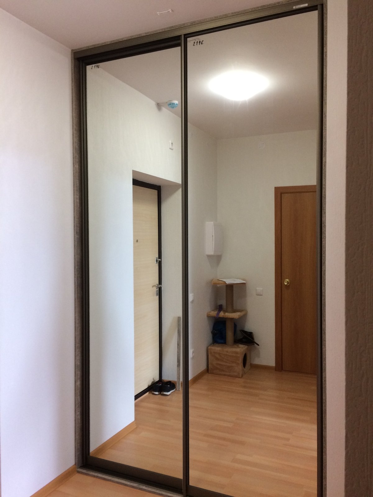 Гардеробная с раздвижными зеркальными дверями