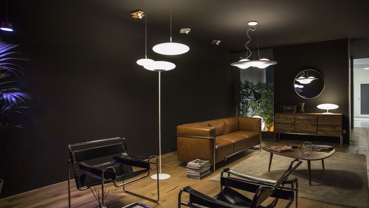 Человек в интерьере освещение