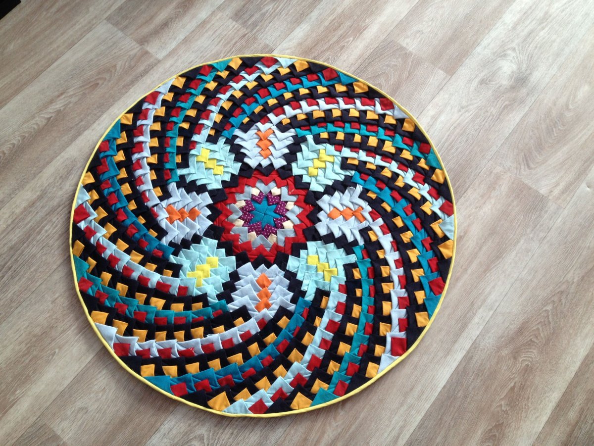 Из цветной бумаги лоскутный коврик