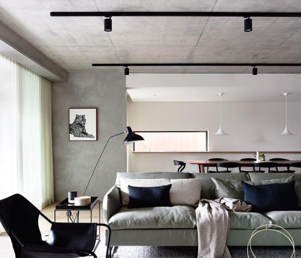 Трековое освещение в классическом интерьере