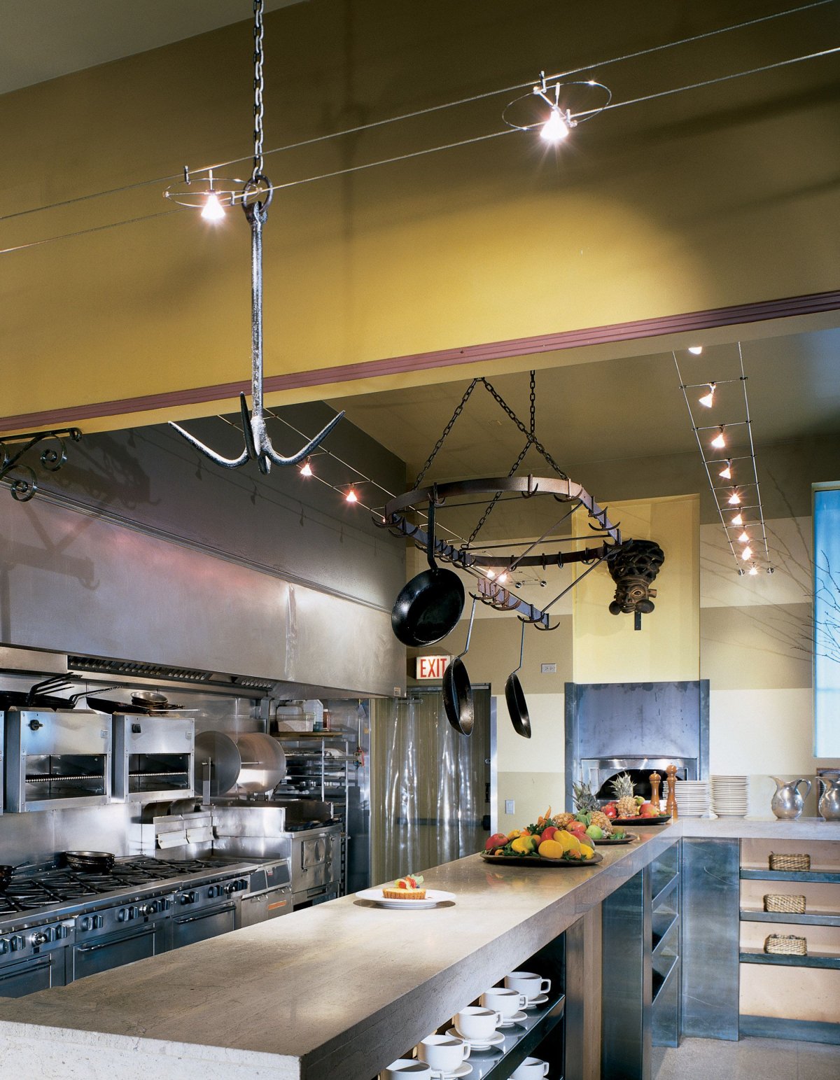 Трековые светильники в скандинавском интерьере кухни