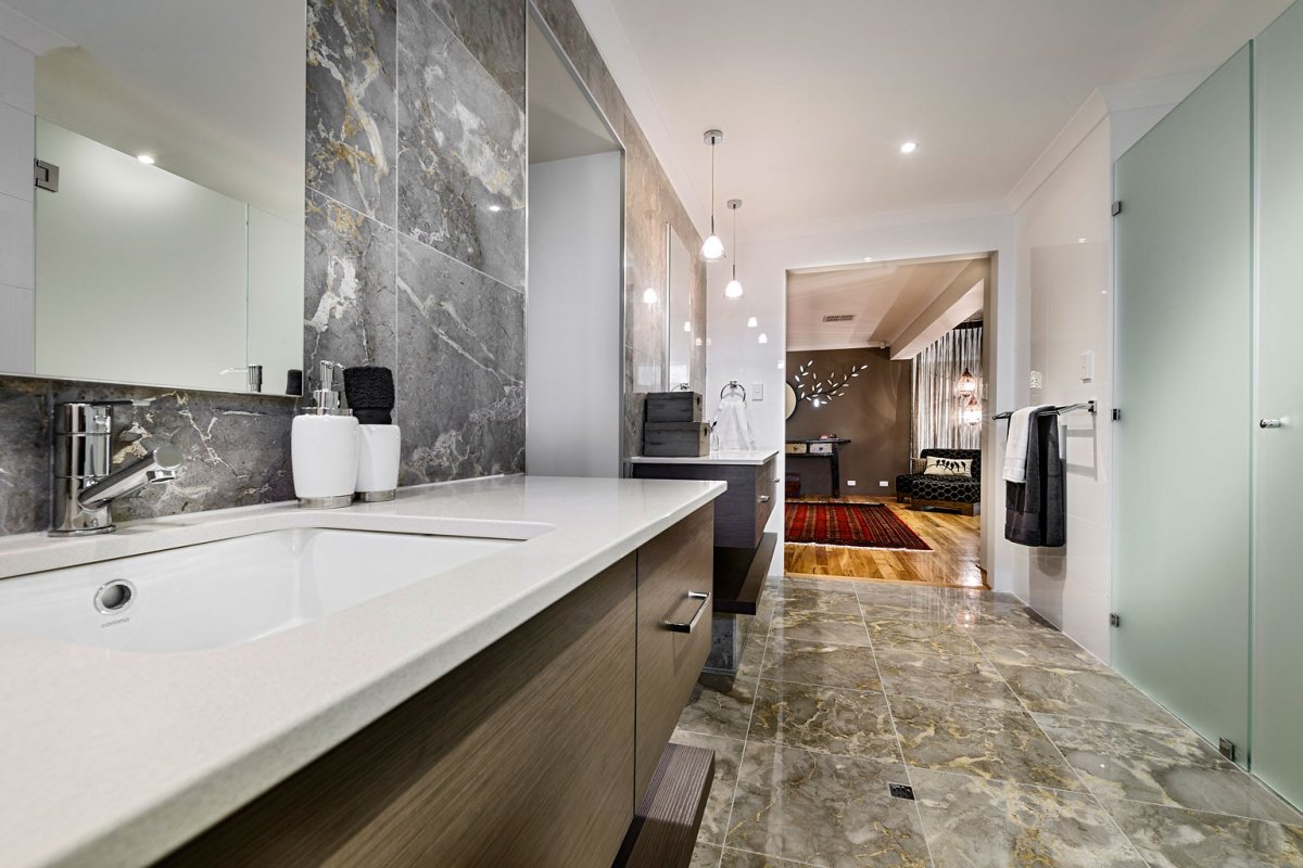 Мрамор и кирпич в интерьере