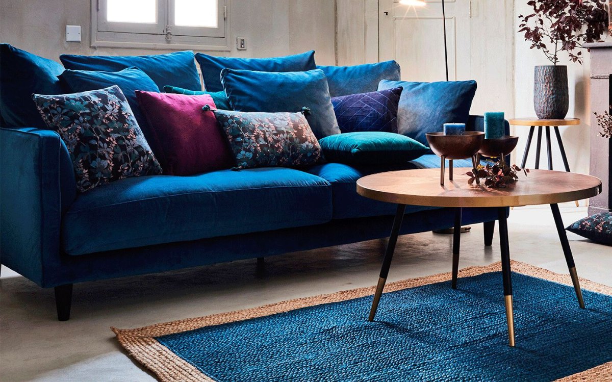 Темно-синий диван в интерьере