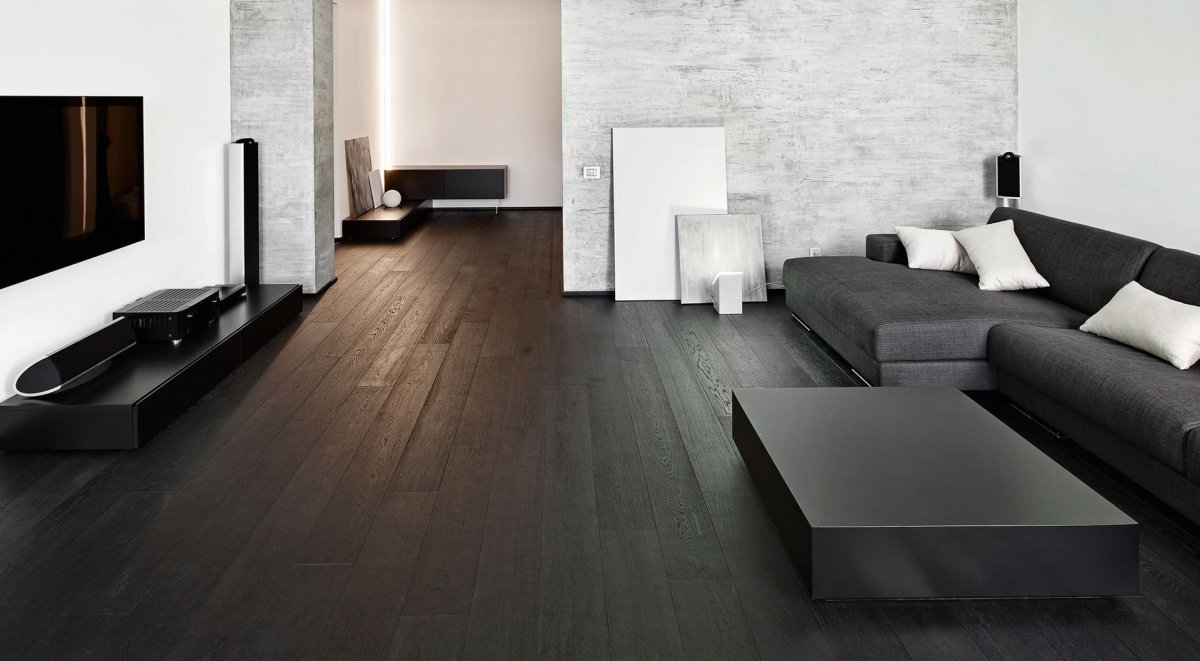 Пол венге и белые стены