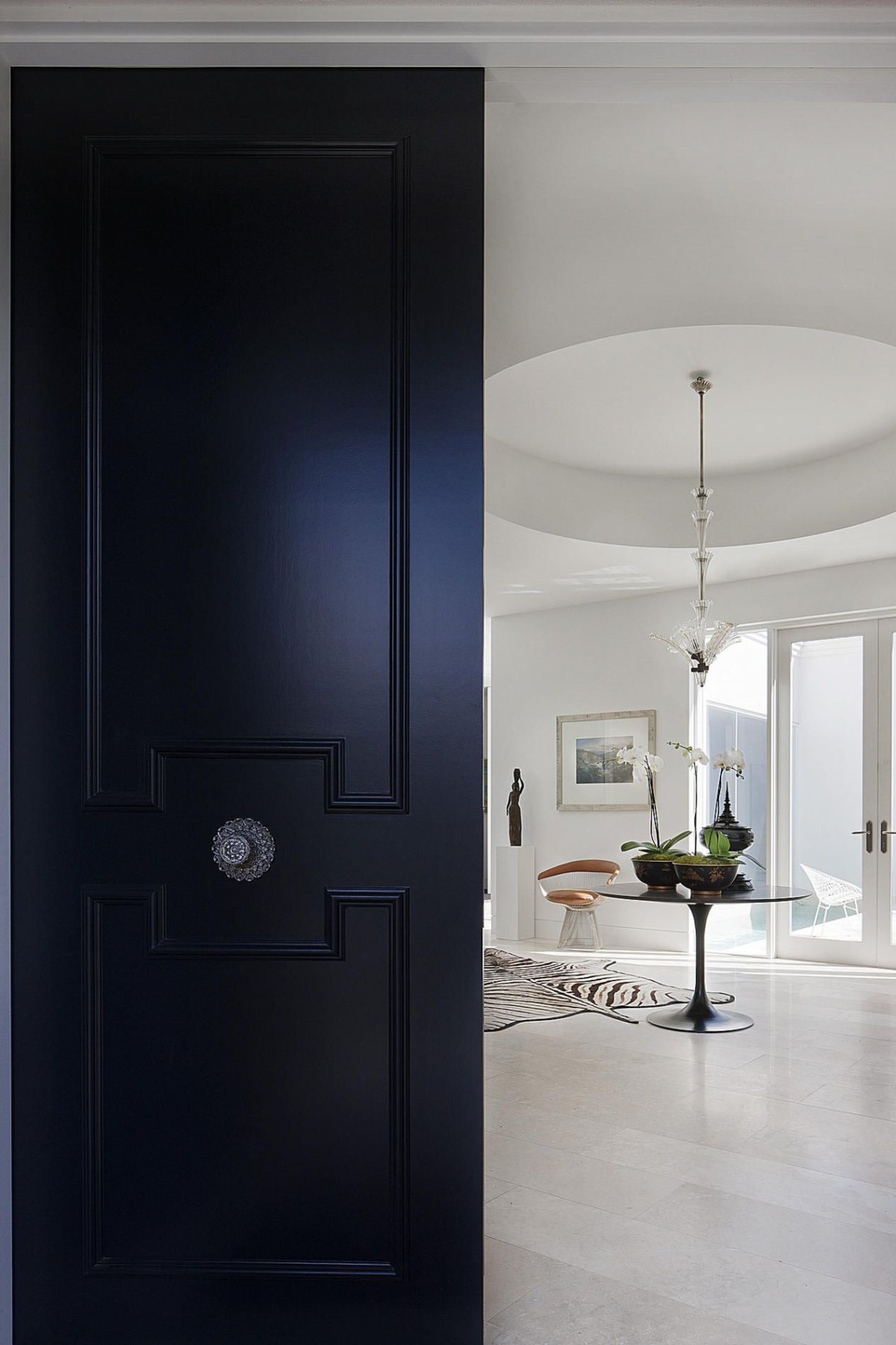 Черная входная дверь в интерьере