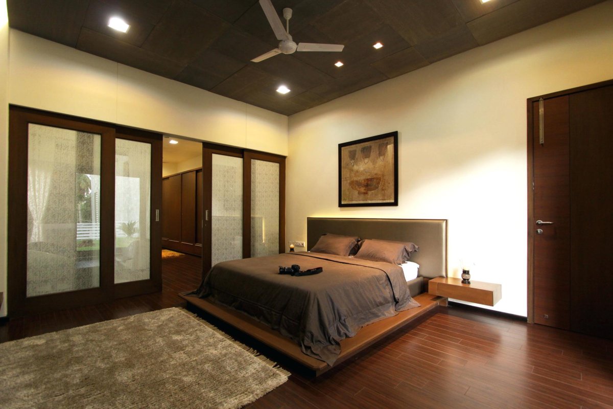 Интерьер спальни с коричневой мебелью