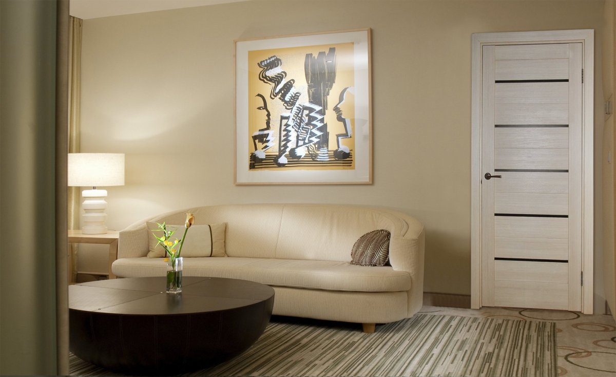 Белые царговые двери в интерьере