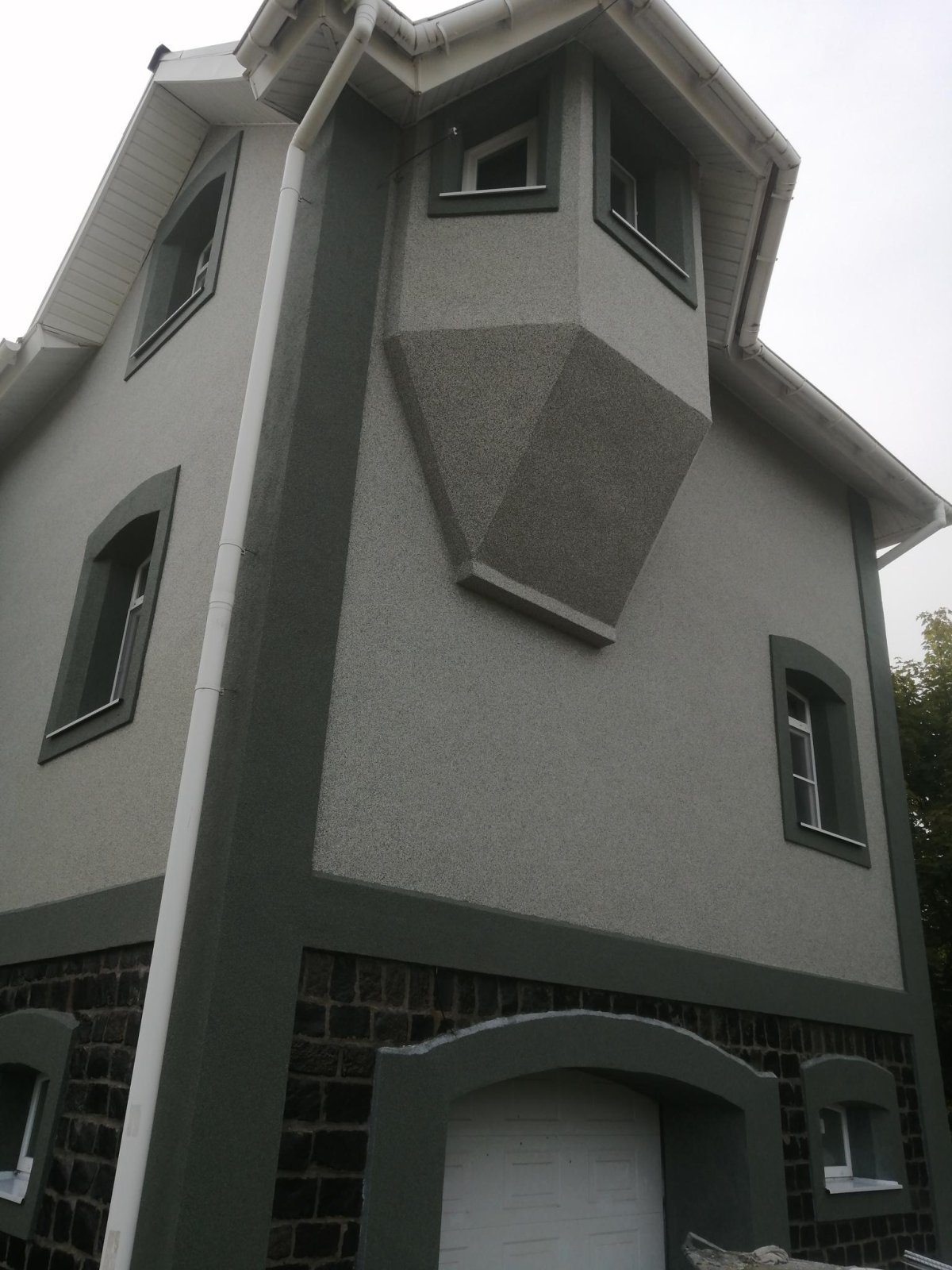 Фасад из мраморной крошки