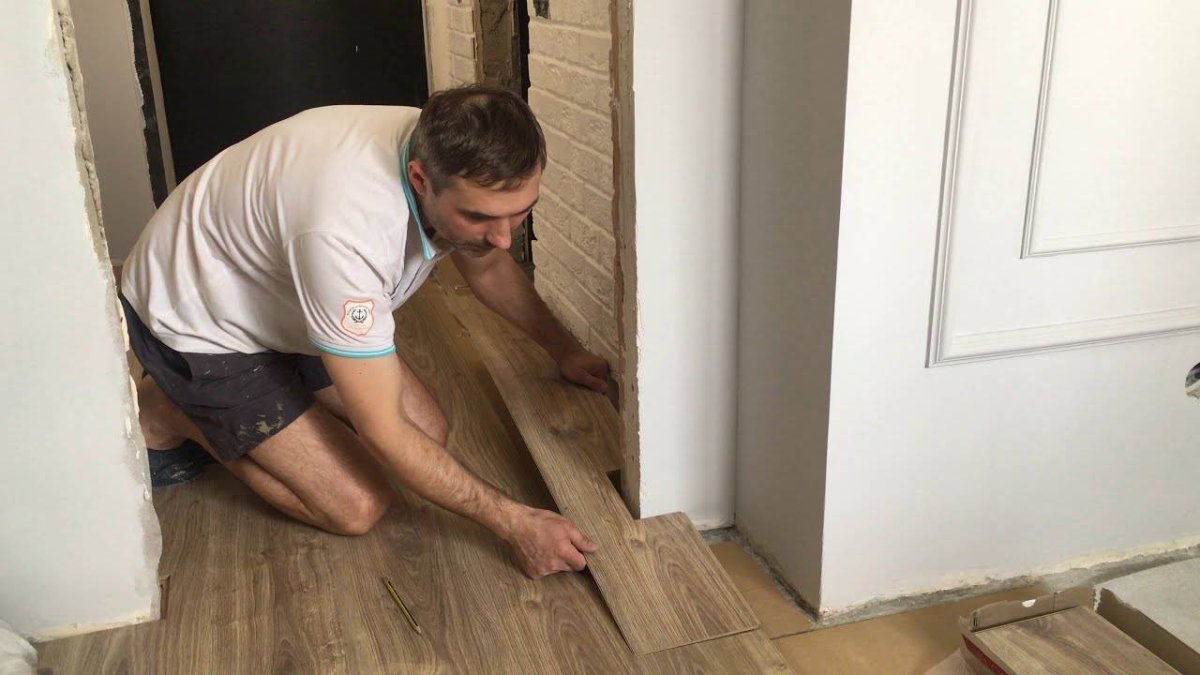 Ламинат вровень без порожка с плиткой