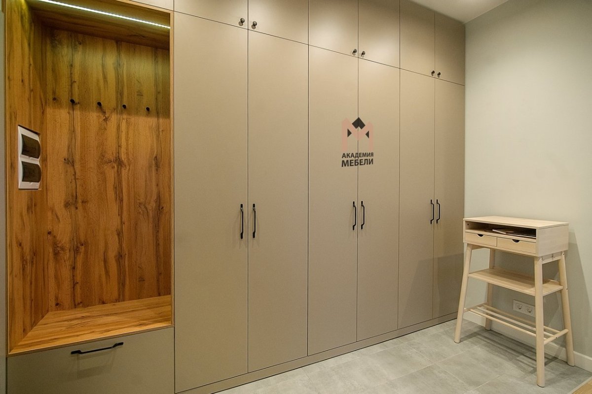 Прихожая с перегородкой из деревянных реек