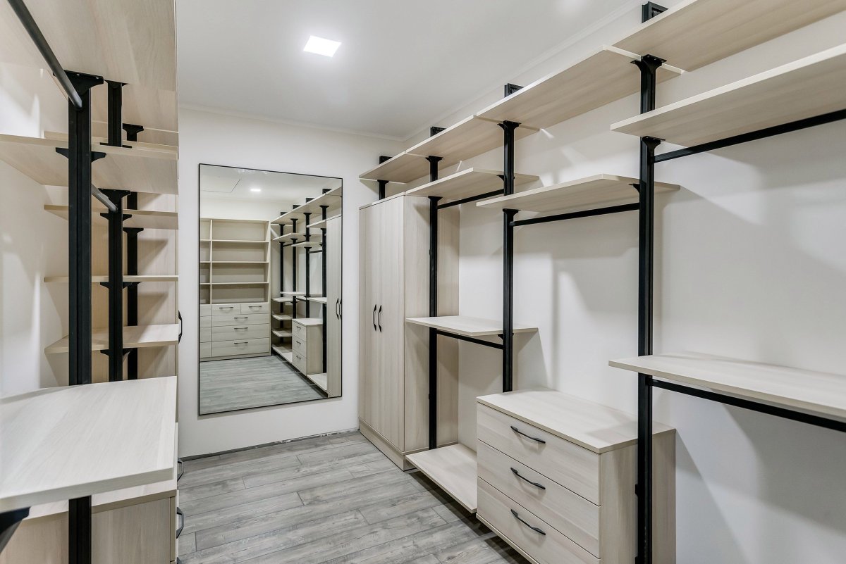 Гардеробная в стиле лофт