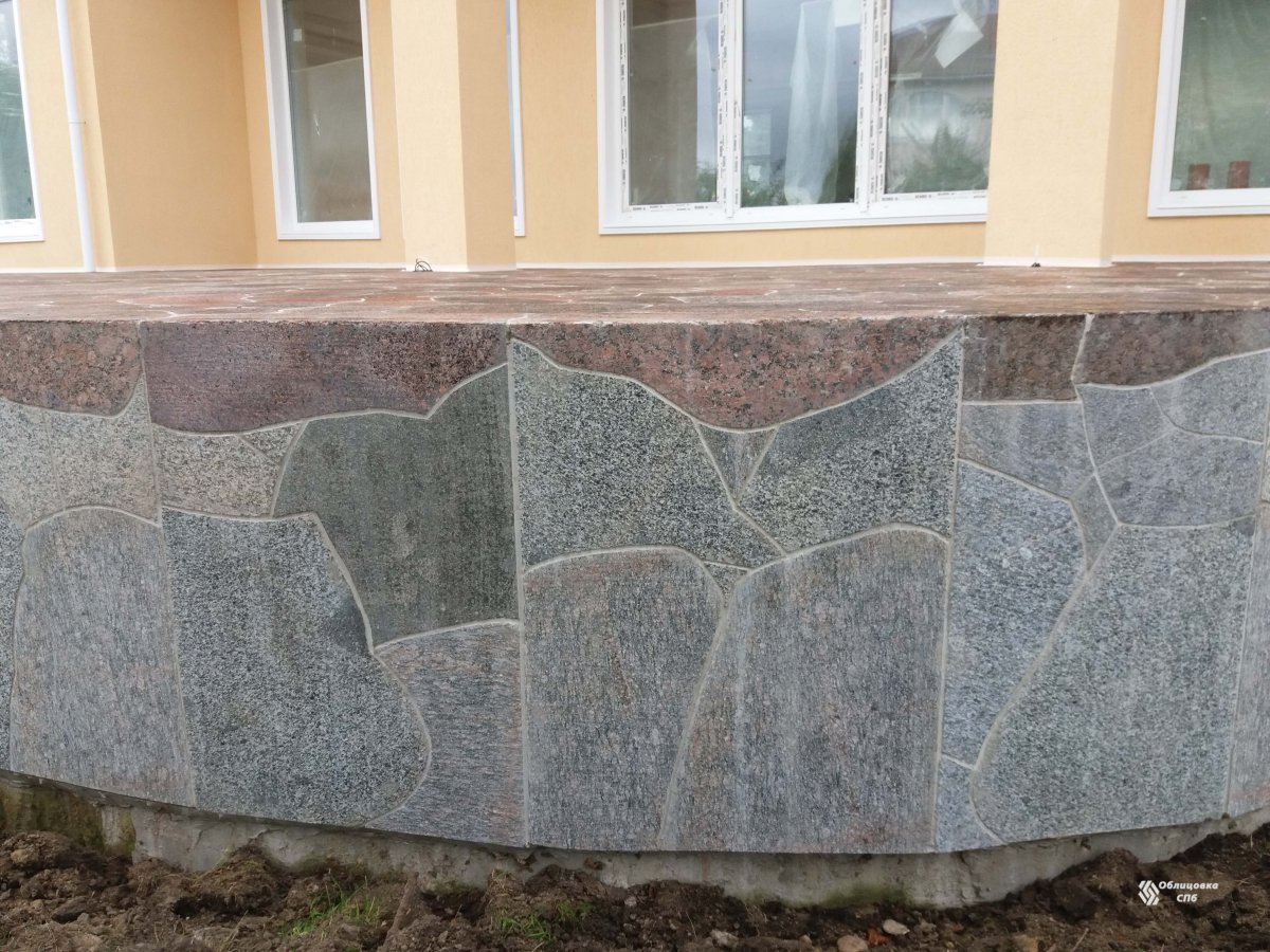 Отделка цоколя диким камнем