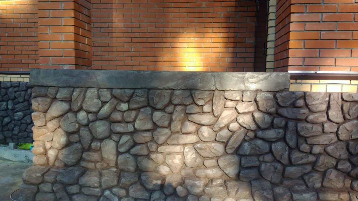 Облицовка цоколя плоским валуном