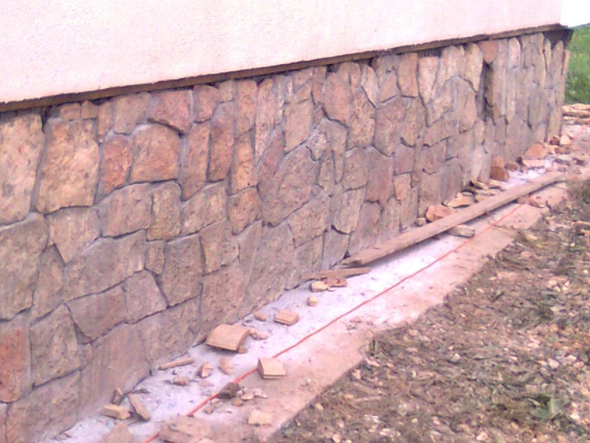 Отделка цоколя плиточным клеем под камень