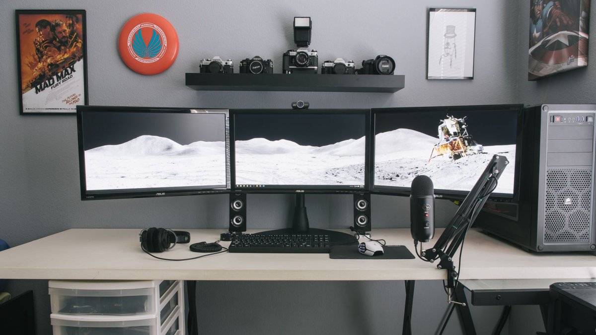 Комната геймера с ноутбуком