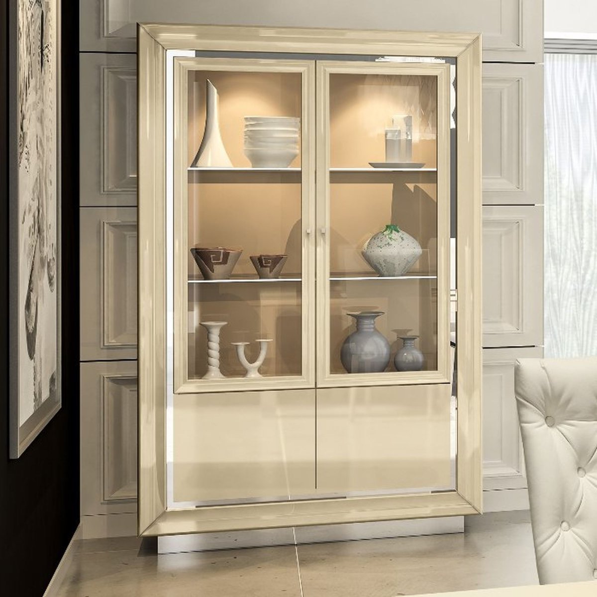 Шкаф с раздвижными стеклянными дверцами