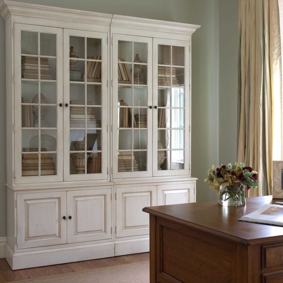 Книжный шкаф на ножках со стеклянными дверцами