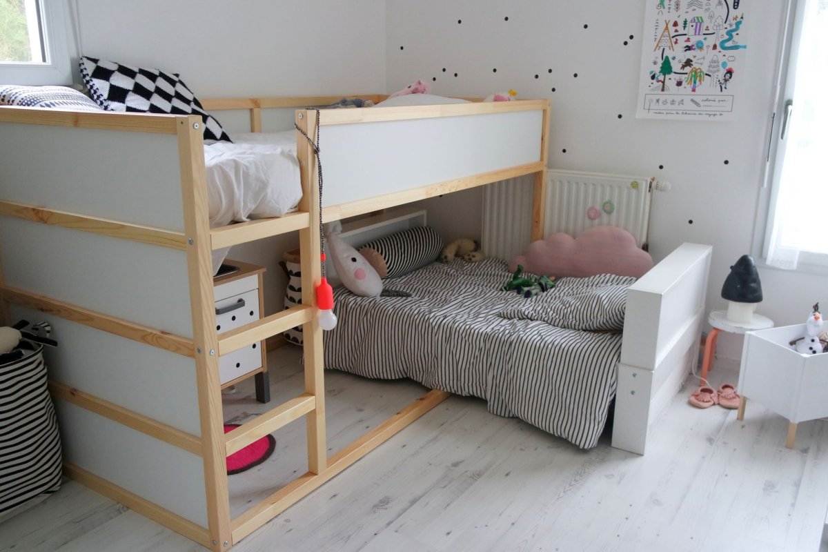 Маленькая комната с кроватью Кюра