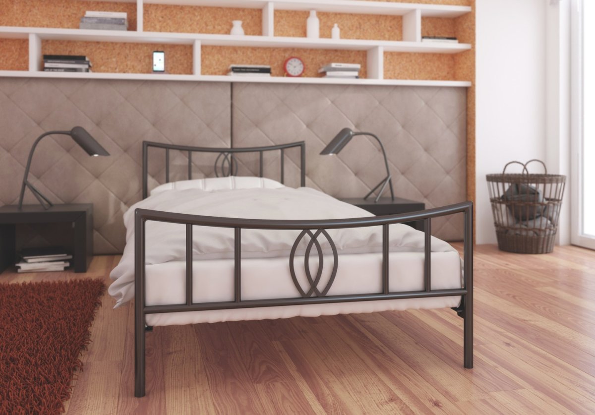 Широкая железная кровать