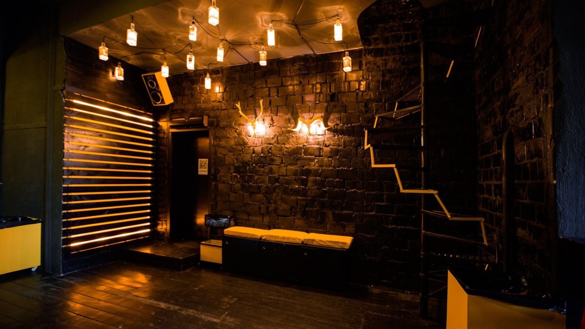 Декор стен в баре